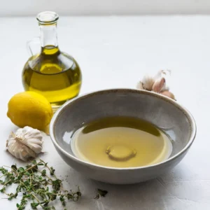 In a bowl, mix olive oil, juice of 2 lemons, garlic, oregano, and thyme